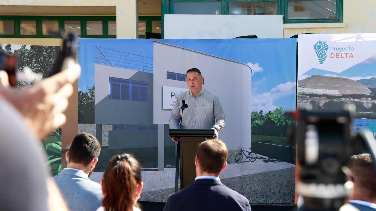 Manuel González, alcalde de la Villa y Puerto de Tazacote, en el acto institucional del inicio la obra de rehabilitación del viejo centro infantil del Puerto, cedido por el Ayuntamiento de Tazacorte a Plocan.