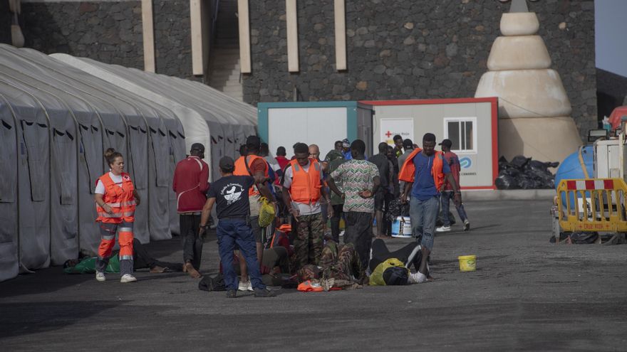 Archivo - Migrantes desembarcan de un cayuco a su llegada al puerto de La Restinga