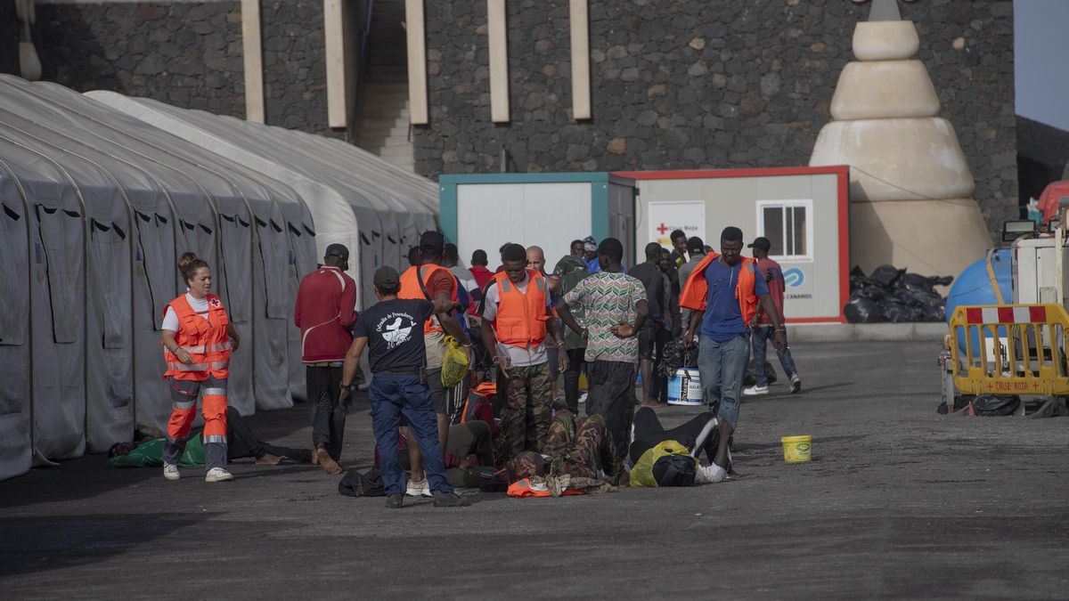 Archivo - Migrantes desembarcan de un cayuco a su llegada al puerto de La Restinga