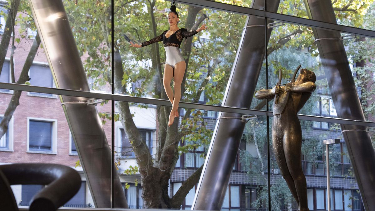 Una bailarina se desculga en el Atrio Arriaga junto a la esculltura en homenaje al músico.