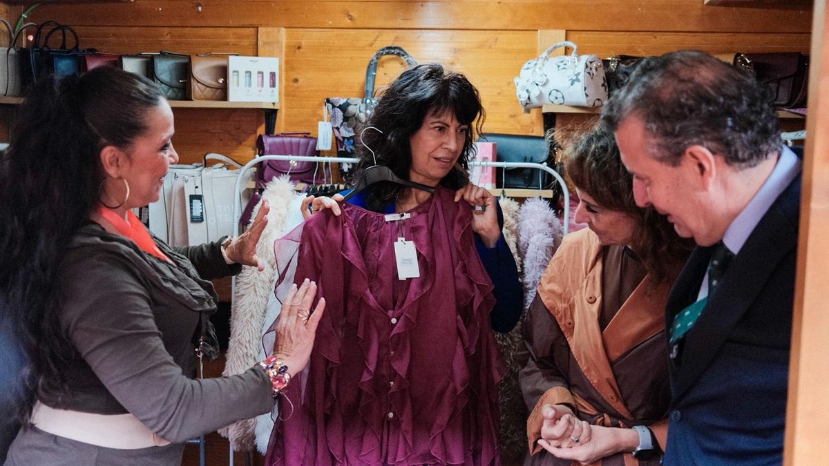 Redondo muestra una prenda a Montero y Fernández junto a la emprendedora.