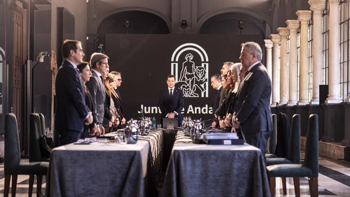 El Consejo de Gobierno andaluz guarda un minuto de silencio por las víctimas del accidente ferroviario de Urda (Toledo).