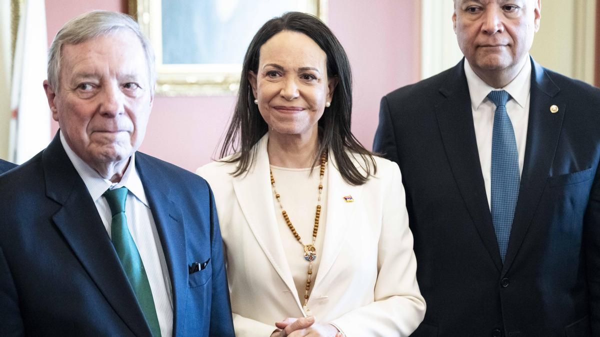 María Corina Machado junto a los senadores Dick Durbin y Alex Padilla en el Capitolio de Washington.