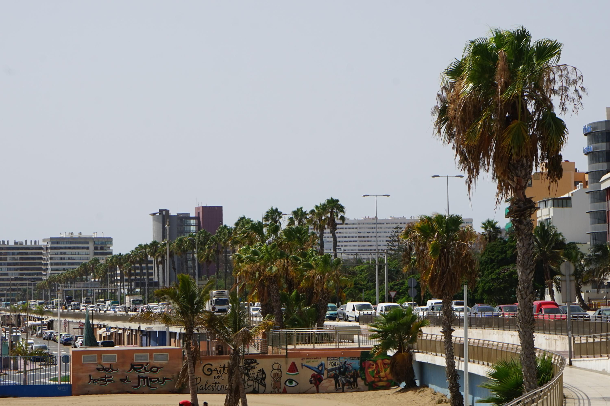 Tráfico en la GC-1, sentido norte, en el entorno de Torre Las Palmas, este lunes, 3 de agosto.