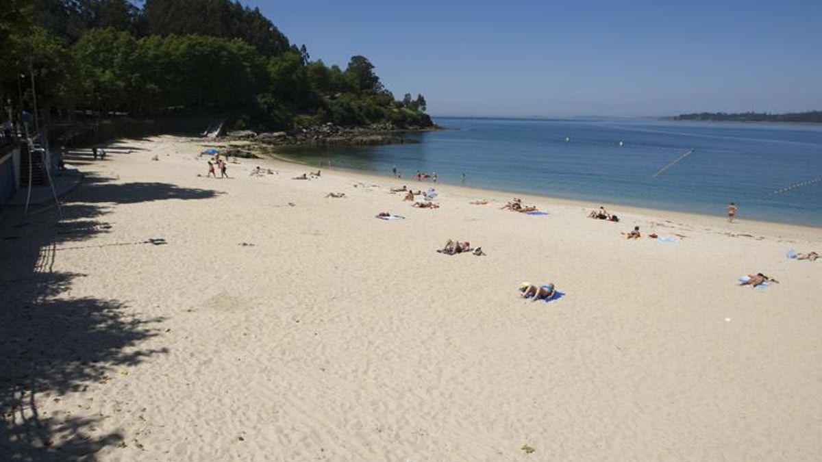 Esta playa con Bandera Azul en las Rías Baixas es perfecta para familias y está rodeada de pinos y eucaliptos