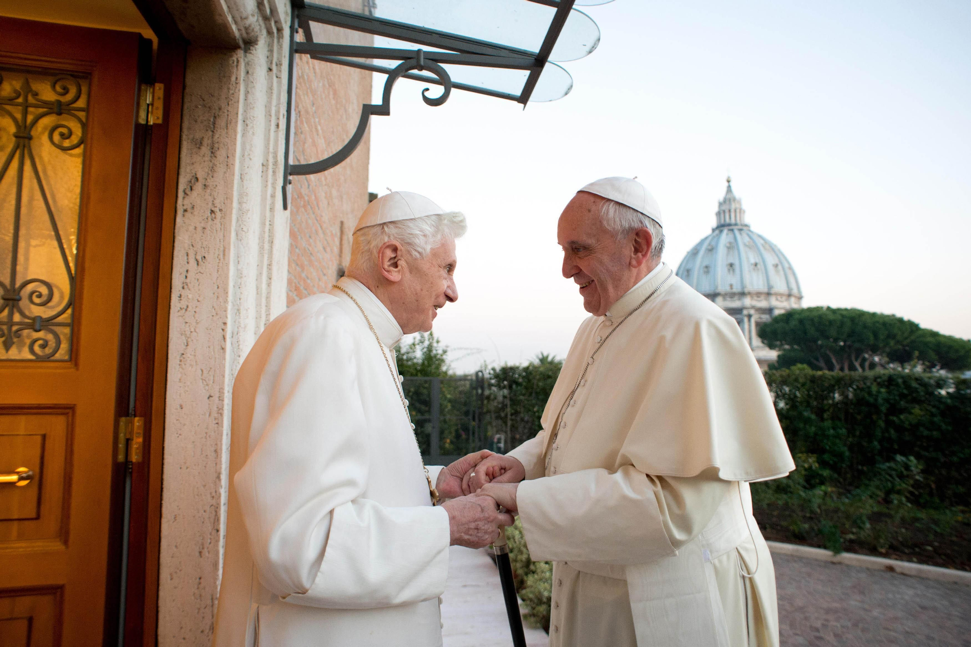 Encuentro entre Bergoglio y Ratzinger en enero de 2020. Su renuncia provocó que, por primera vez, dos pontífices convivieran en el Vaticano. Francisco, que visitó a su predecesor en su residencia de Castelgandolfo en varias ocasiones, había apoyado su elección como pontífice en 2005.