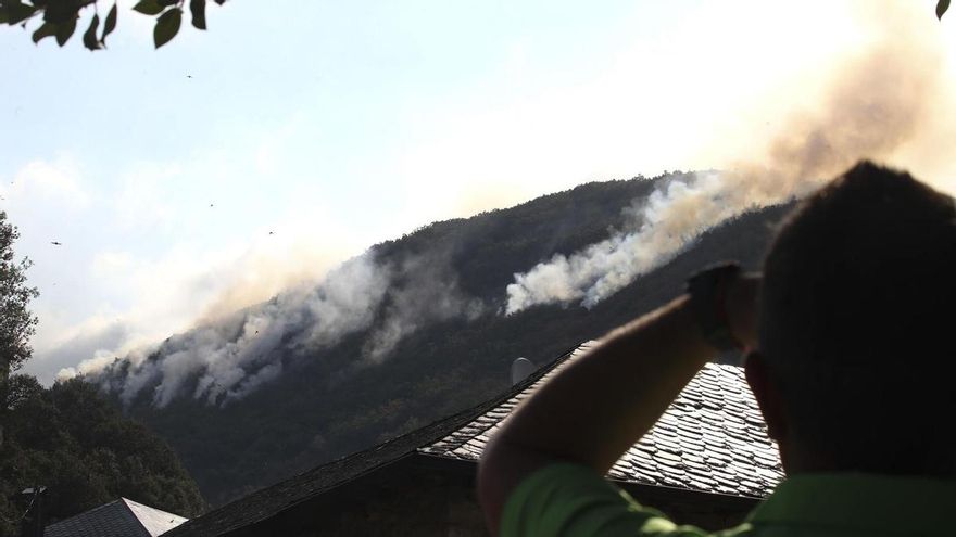Un vecino de Compludo observa las llamas en una montaña cercana a la localidad.