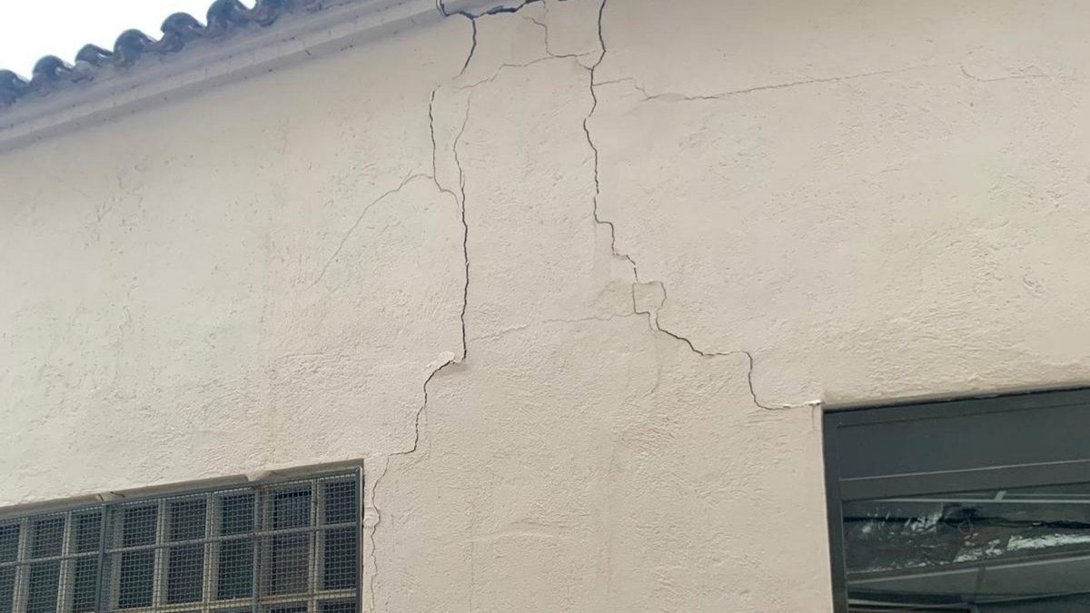Desalojadas diez personas por riesgo de derrumbe del tejado de un edificio comercial en Binéfar