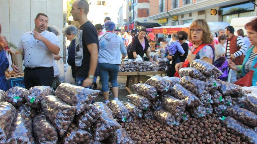 Puesto de avellanas, algunos con casi 40 años de tradición, en La Virgen del Camino.