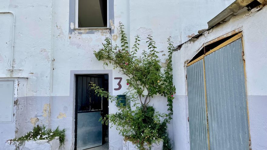 Puerta de entrada del albergue de Puente Alto, en Vitoria