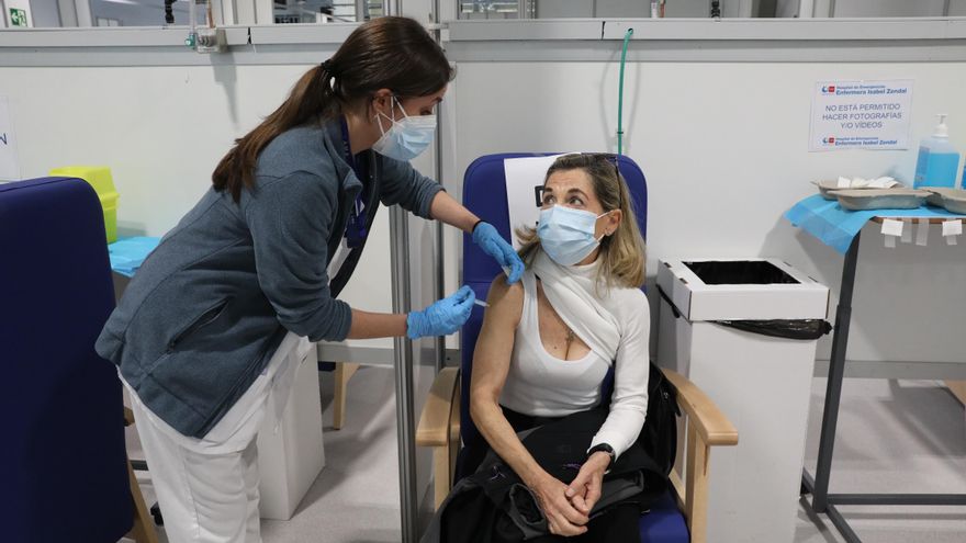 Una trabajadora sanitaria administra una vacuna contra el Covid-19 en el Hospital Isabel Zendal, Madrid.