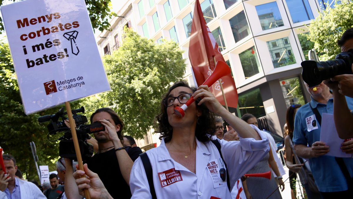 Los médicos se movilizan en Catalunya en la última huelga antes del verano