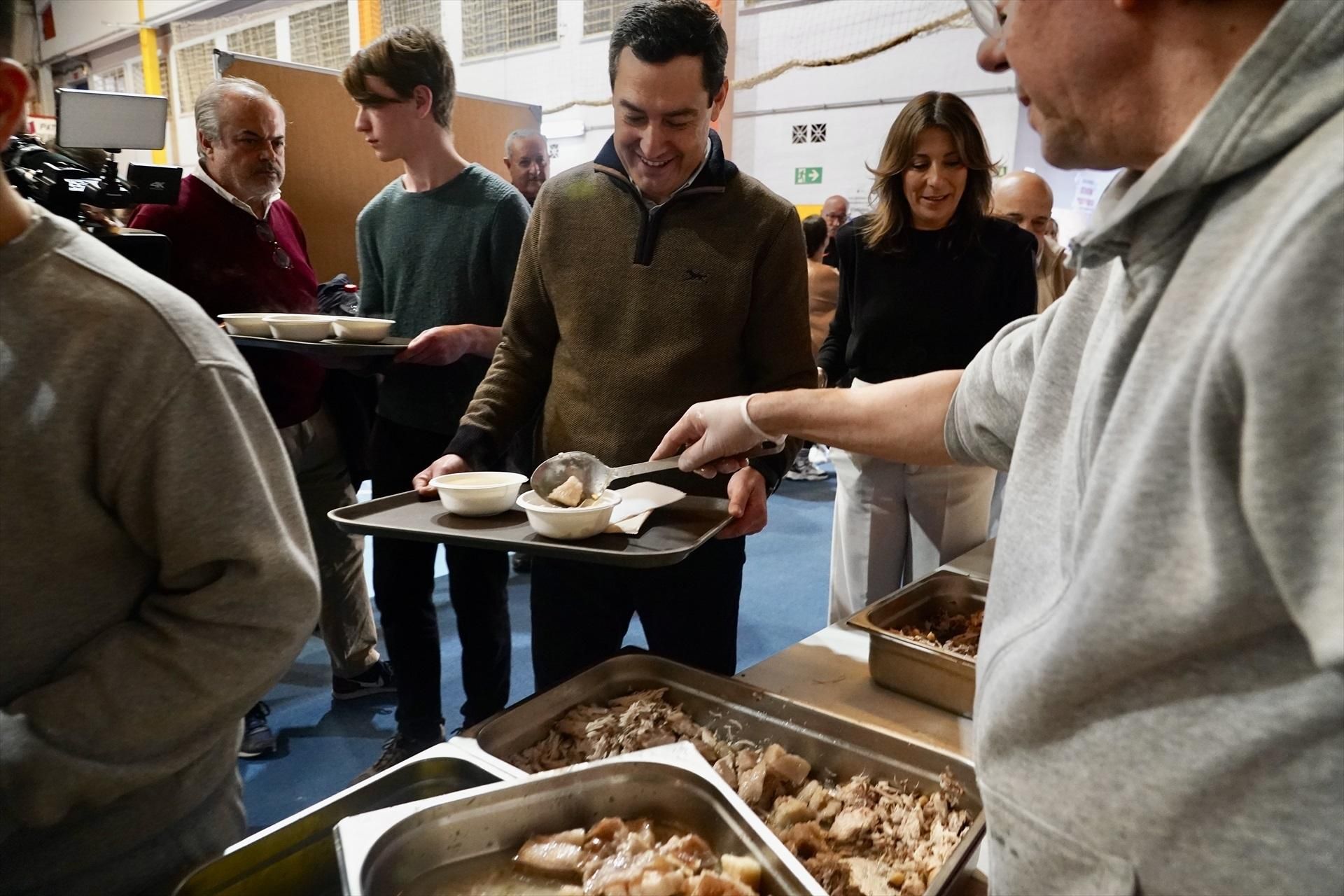 Moreno comparte el rancho con los vecinos acogidos en el polideportivo de Ronda.
