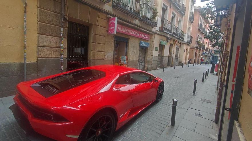 Turistas, un Lamborghini y ley del silencio en la calle de Lavapiés donde nadie se atreve a acabar con un narcopiso okupa