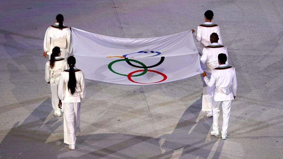 La bandera olímpica, transportada durante la ceremonia inaugural de los JJ.OO. de Tokio