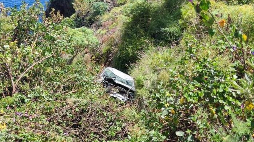 Vehículo que se precipitó por una ladera. BOMBEROS LA PALMA