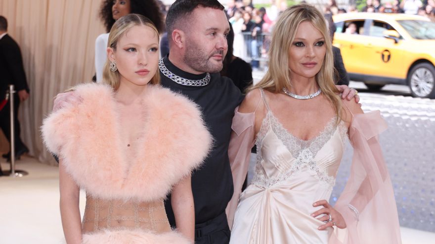 El vestido lencero, el comodín minimalista que gusta a pijas y chonis