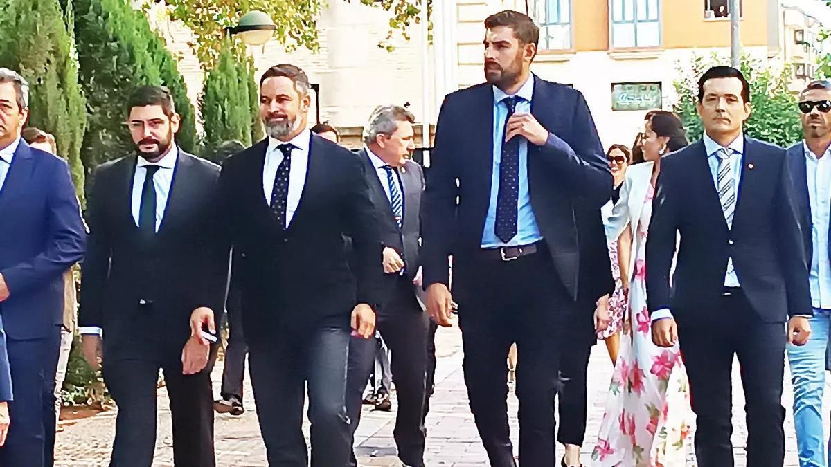 José Ángel Antelo, junto a Santiago Abascal y miembros del partido
