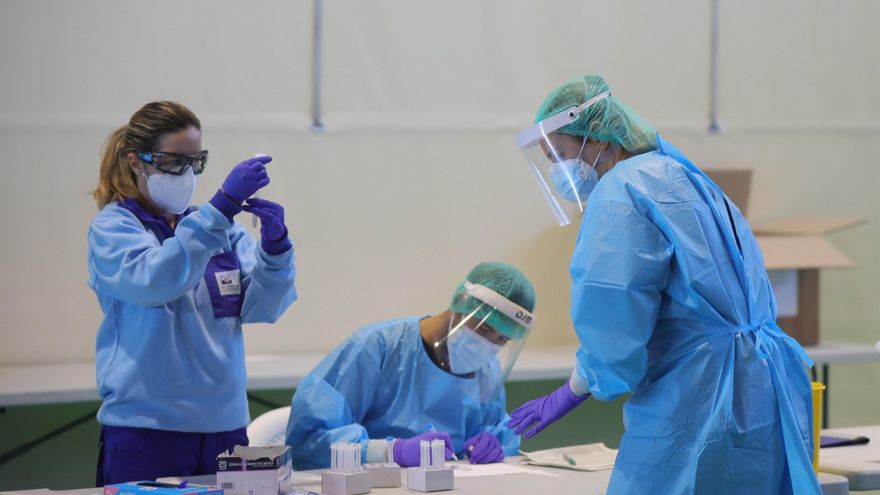 Personal sanitario trabaja con pruebas de detección de Covid.