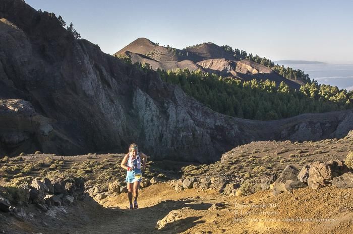 Una atleta con el paisaje volcánico al fondo. Foto. JOSE F. AROZENA.
