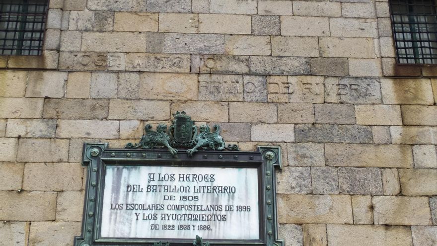 Santiago no sabe cómo librarse de un gran grabado en homenaje a Primo de Rivera que ven miles de turistas cada año