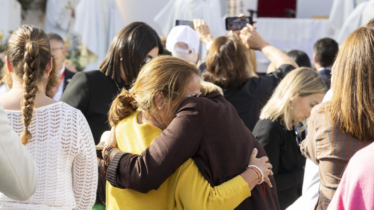 Dos mujeres emocionadas ante el paso del Papa, en el Estadio de Gran Canaria.