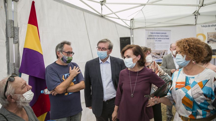 La vicepresidenta primera del Gobierno, ministra de la Presidencia, Relaciones con las Cortes y Memoria Democrática, Carmen Calvo (2d) durante la visita la exhumación de la fosa común de Pico Reja, en Sevilla.