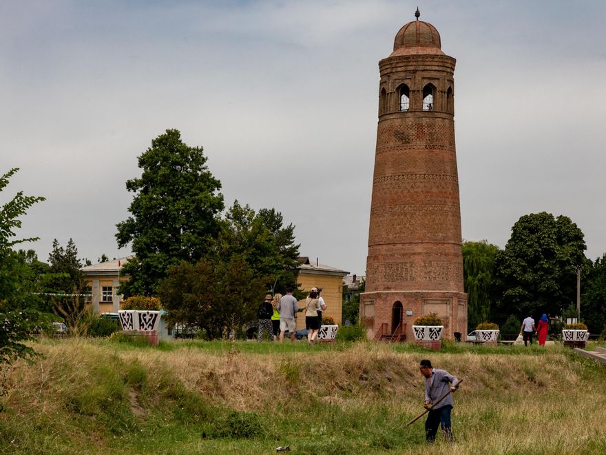 Antiguo minarete en la ciudad de Uzgen.