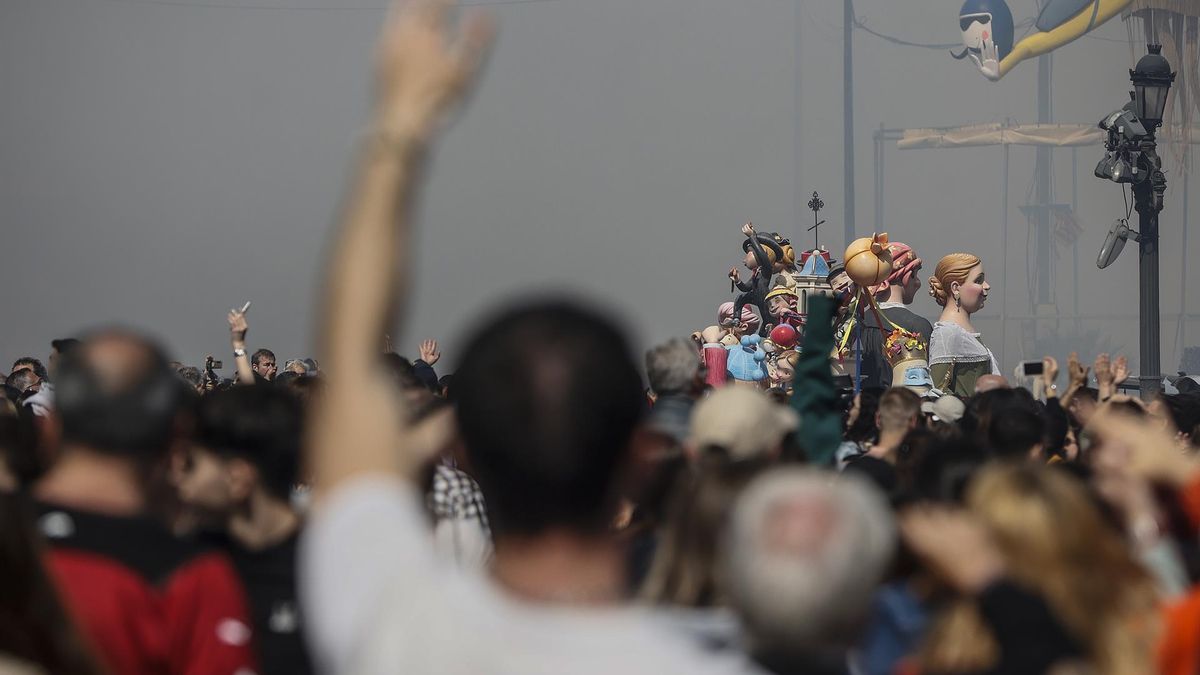 Público concentrado en la plaza del Ayuntamiento de València para ver una de las 'mascletaes' de las Fallas 2023.