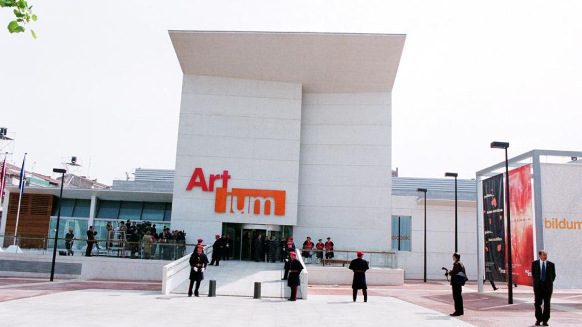 El Artium, el día de su inauguración, el 26 de abril de 2002