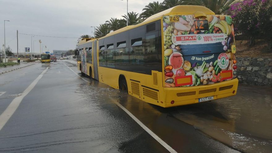 La rotura de una tubería en Las Palmas de Gran Canaria hunde la calzada de una vía y deja atrapada una guagua