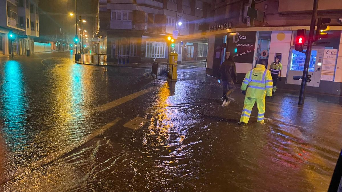 Avilés amanece con calles anegadas, bajos inundados y carreteras cortadas por una fuerte tromba de agua