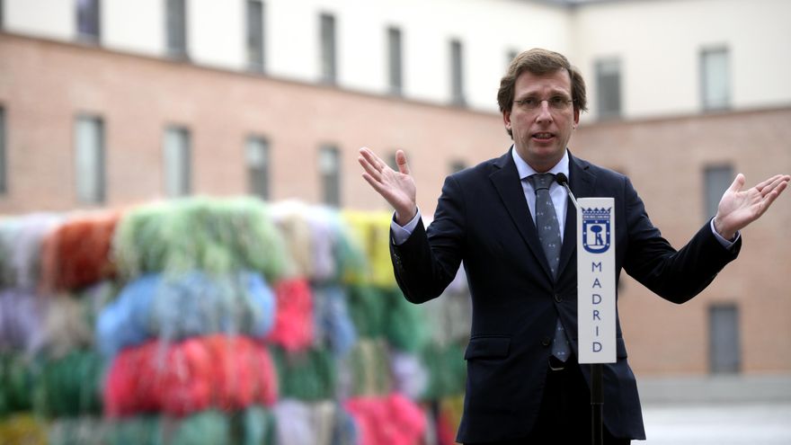 El alcalde de Madrid, José Luis Martínez-Almeida, durante la presentación de 'MadBlue 21' en el Salón de actos de Condeduque.