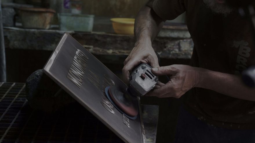 El momento del pulido de la placa de bronce.