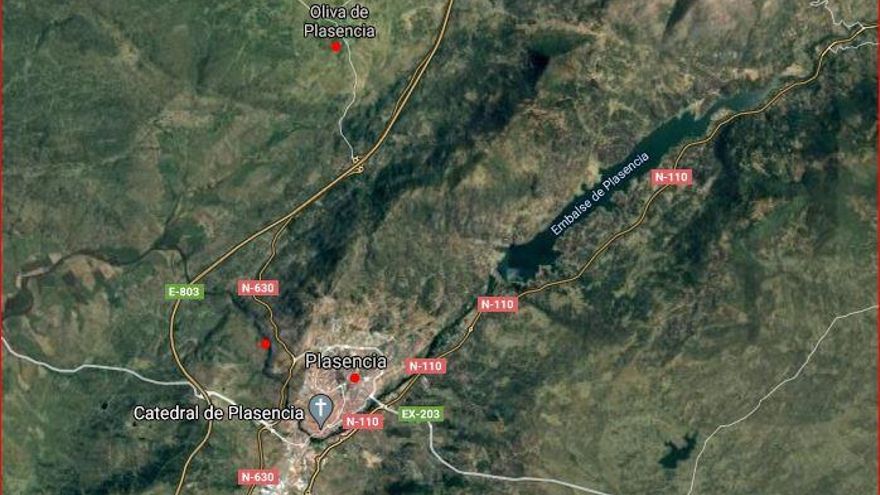 Localización del puente con punto rojo a la izquierda, junto al casco urbano de Plasencia (a la derecha) y Oliva en la parte superior del mapa