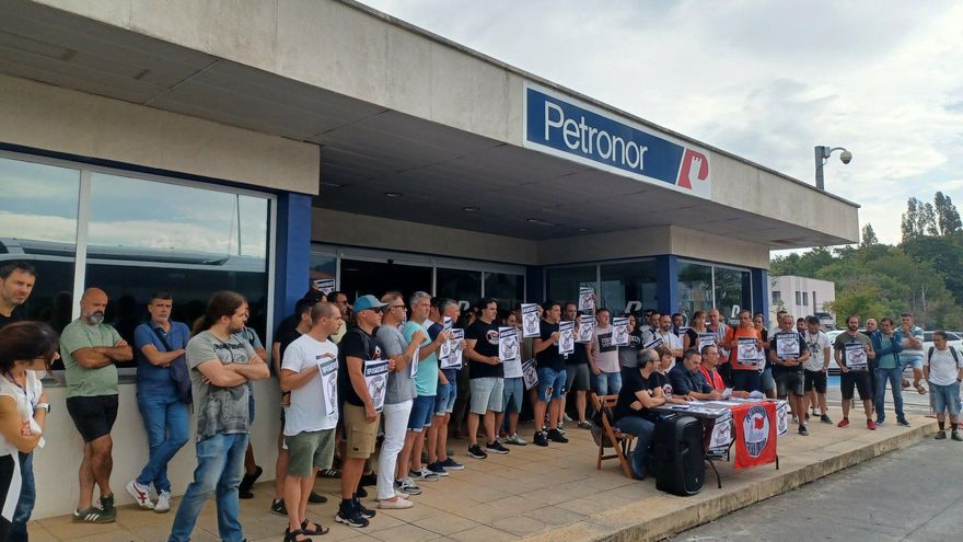 La plantilla de Petronor inicia una huelga indefinida por la 'guerra del vestuario'