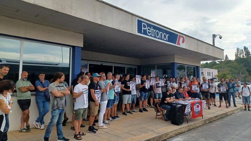 La plantilla de Petronor inicia una huelga indefinida por la 'guerra del vestuario'