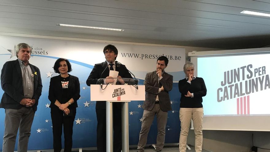 Gorka Knör, Erika Casajoana, Carles Puigdemont, Antoni Comín y Clara Ponsatí, el 10 de abril de 2019, en la presentación de su candidatura a las europeas.