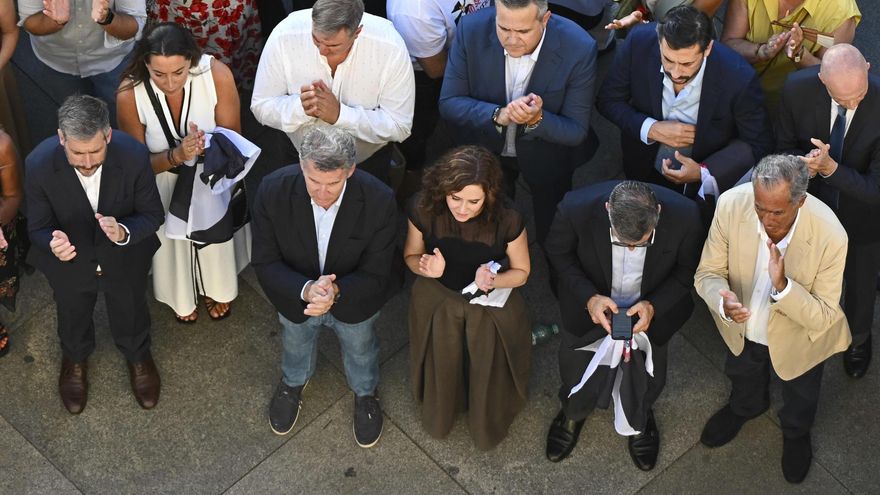 El líder del PP Alberto Núñez Feijóo (3i) y la presidenta de la Comunidad de Madrid Isabel Díaz Ayuso (3d).