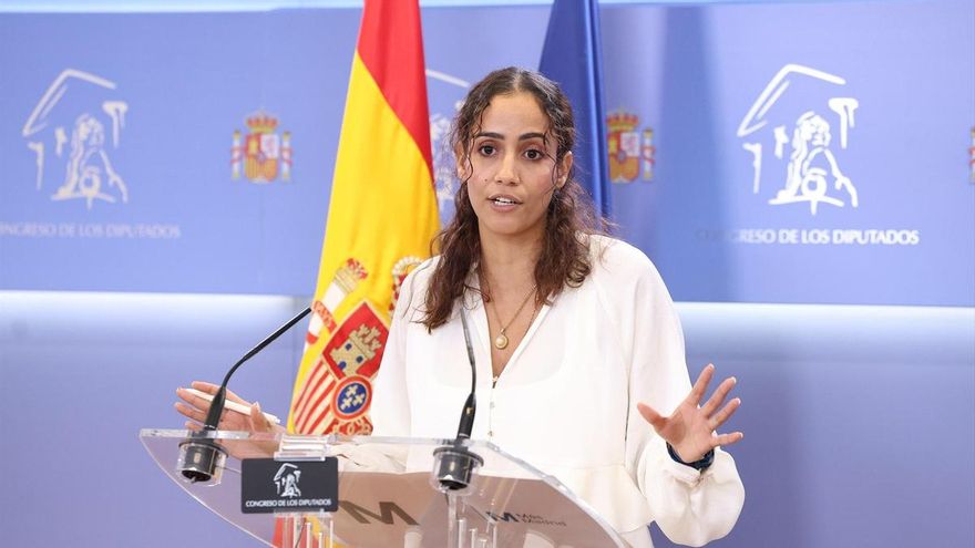 La diputada de Sumar Tesh Sidi durante una rueda de prensa, en el Congreso de los Diputados, a 28 de octubre de 2025