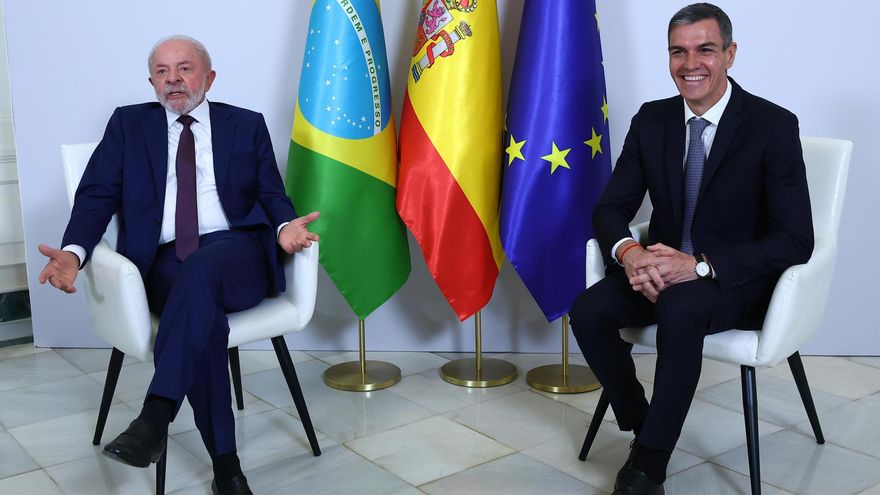 El jefe del Gobierno español, Pedro Sánchez, y el presidente brasileño, Luiz Inácio Lula da Silva, durante la primera cumbre entre ambos países.