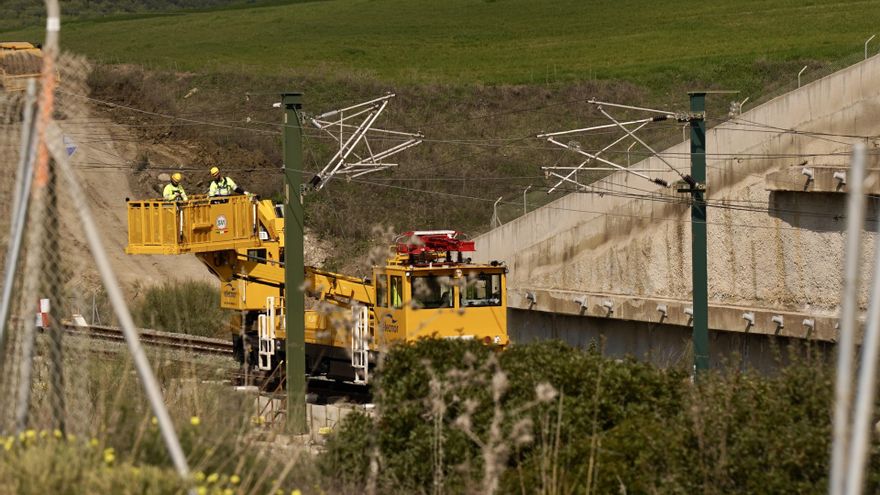 Imágenes de los trabajos que se están llevando a cabo en la vía de Alta Velocidad que une Málaga con Madrid, tras la caída de un muro de contención de cinco metros a la altura del municipio malagueño de Álora.