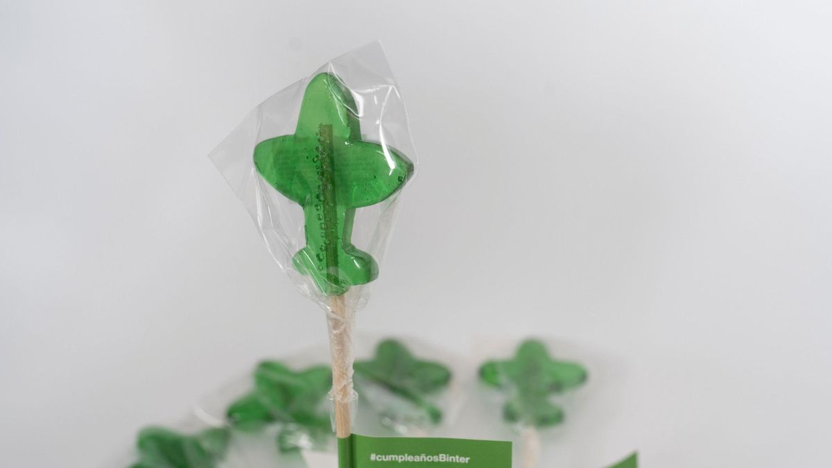 Binter cumple este sábado, 26 de marzo, 33 años al servicio de la ciudadanía canaria.Para celebrar este día tan especial, la aerolínea obsequiará con una piruleta con forma de avión a todos los pasajeros que vayan a bordo de uno de sus vuelos durante la jornada.