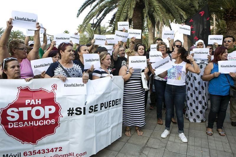 Concentración para pedir el indulto de Josefa en la Delegación del Gobierno en Las Palmas de G.C.(EFE/QUIQUE CURBELO)
