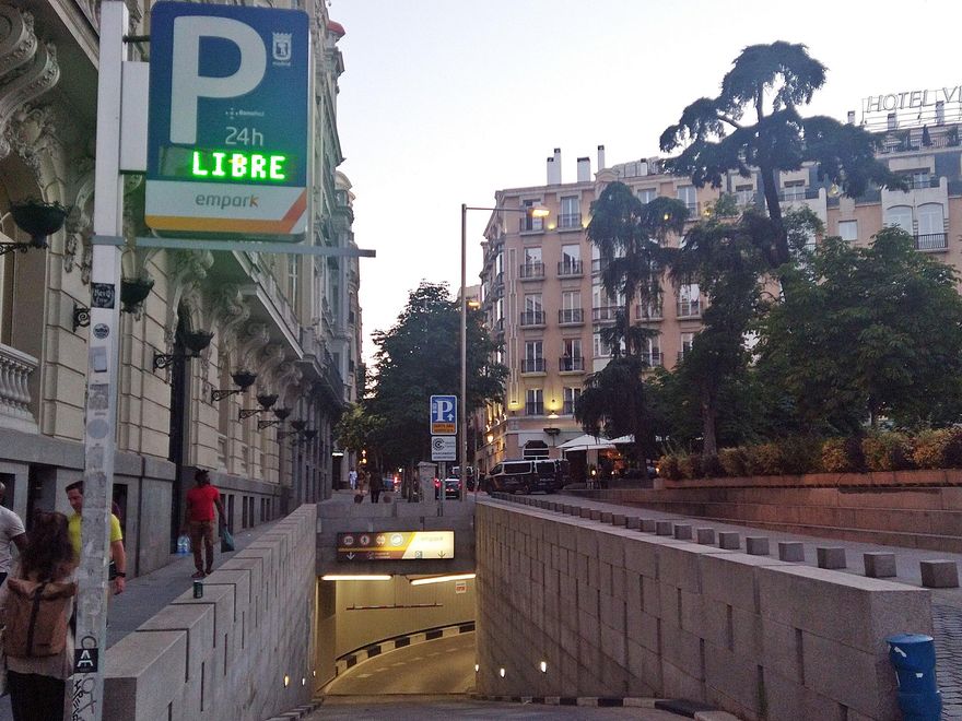 Entrada al aparcamiento municipal de Cortes, junto al Congreso de los Diputados