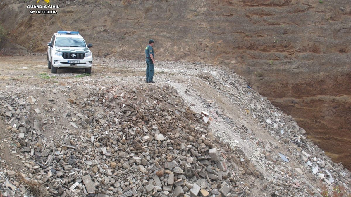 Un agente de la Guardia Civil, en el lugar donde se produjo el vertido.