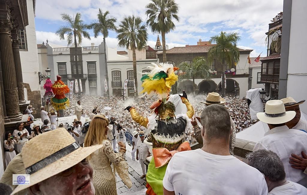 Otro instante del recibimiento de la Negra Tomasa en la Plaza de España de Santa Cruz de La Palma. Foto: JOSÉ F. AROZENA.