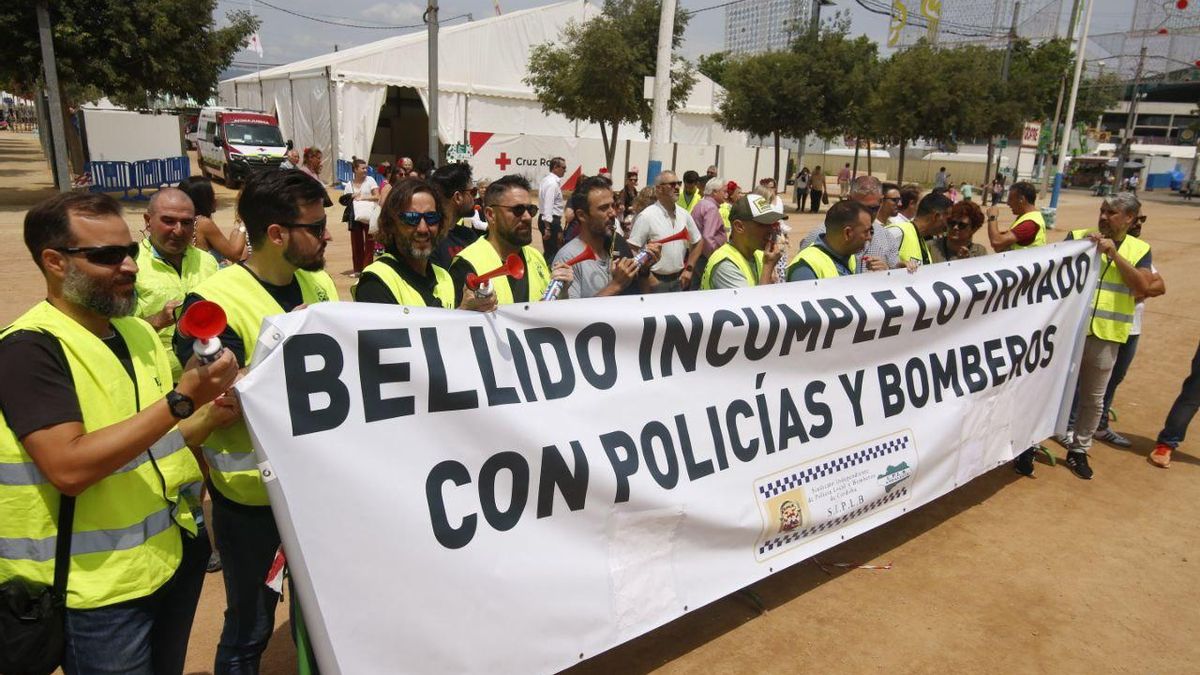 Policías y bomberos llevan sus protestas a El Arenal y el alcalde evita la confrontación