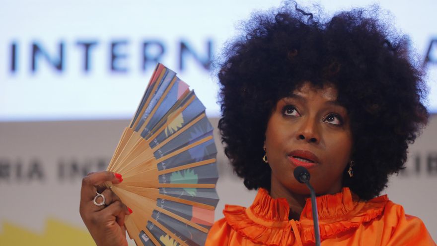 La escritora Chimamanda Ngozi dice que la literatura puede ayudar a entender otros mundos