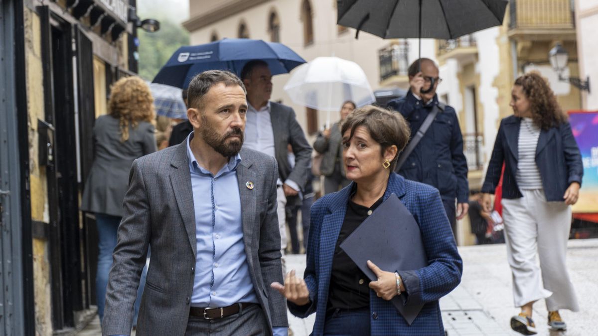 El consejero de Vivienda y Agenda Urbana, Denis Itxaso, y la alcaldesa de Errenteria, Aizpea Otaegi